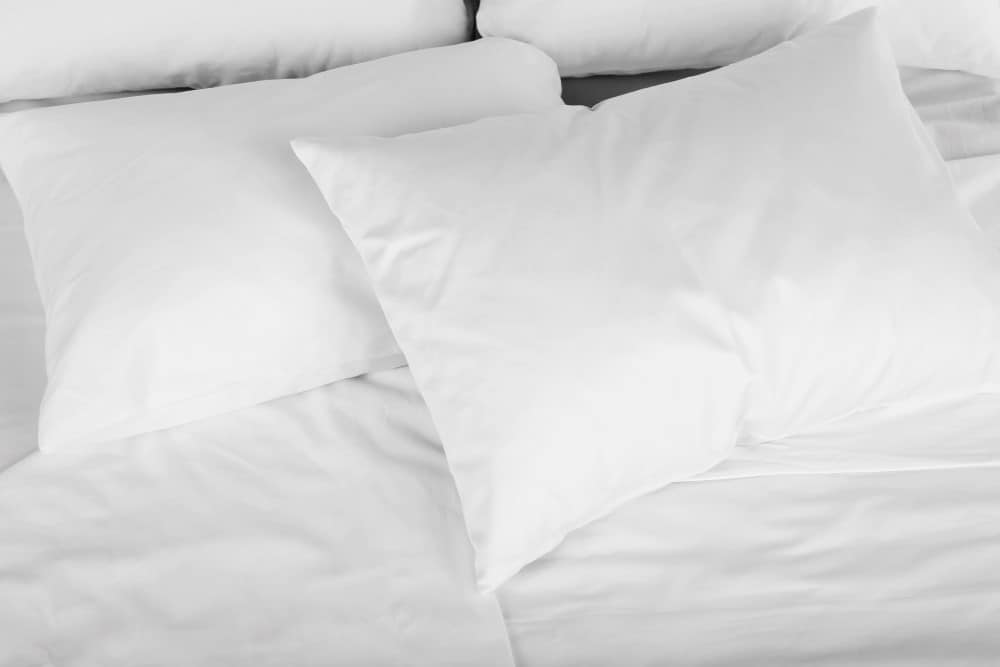 Hvide puder på en seng